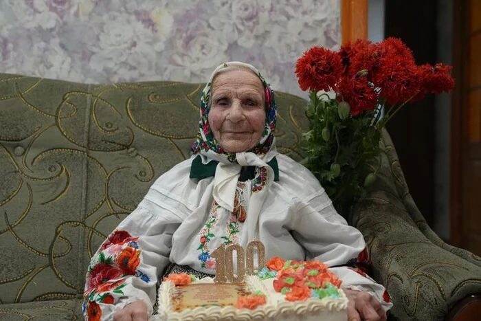 Prowadzenie dziennika i uprawa truskawek: 100-letnia mieszkanka Sumszczyzny ujawnia sekret długowieczności