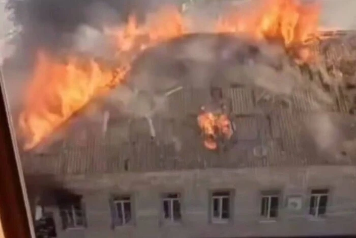 Moment des Treffers eines „Schatten“-Drones auf das Gebäude des TSK in Kremenchuk: Video