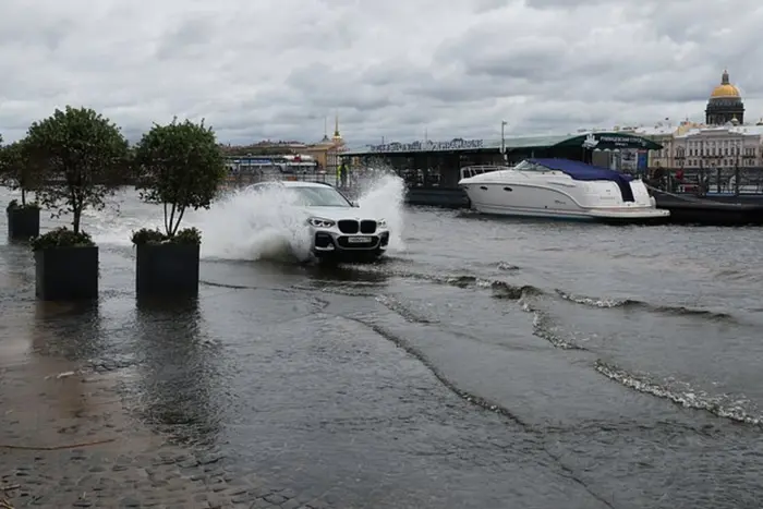 Russia is hit by severe weather: St. Petersburg at risk of flooding, a hurricane in Omsk