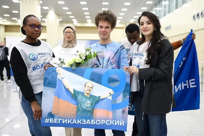 Der Ultramarathonläufer aus Russland wurde den Weltrekord wegen der russischen Flagge nicht zugerechnet