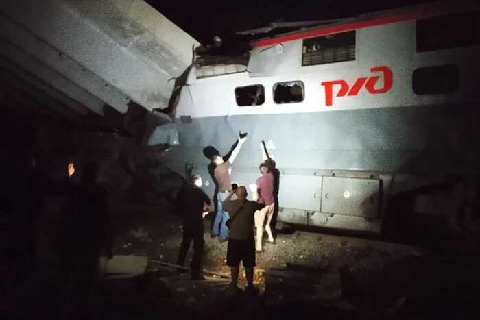 В Брянской области обрушился мост во время движения пассажирского поезда, есть погибшие и пострадавшие