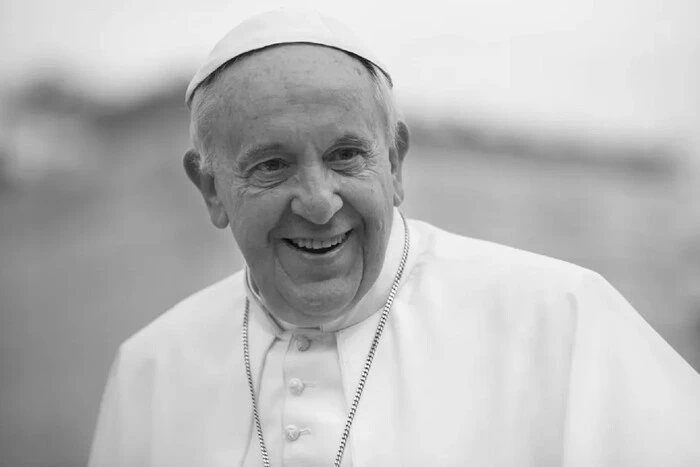 Die polnischen Fußballmeisterschaftsspiele beginnen mit einer Schweigeminute zu Ehren des Papstes