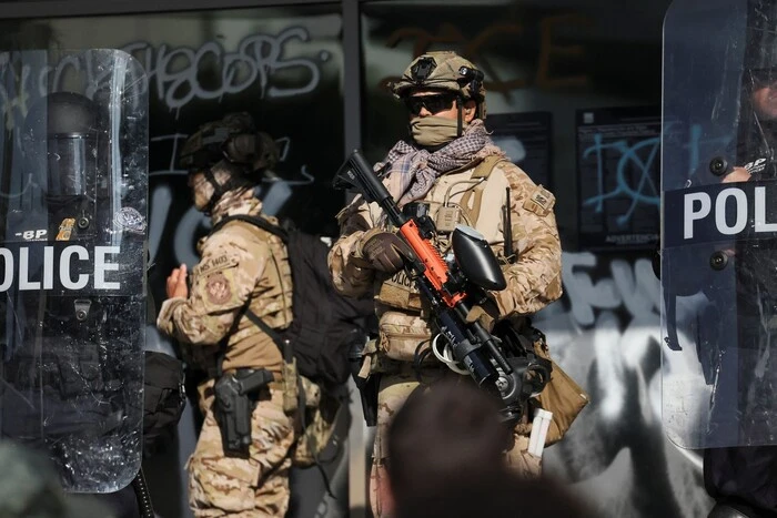 Im Zentrum von Los Angeles wurde aufgrund von Protesten der Ausnahmezustand und eine Ausgangssperre ausgerufen