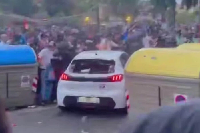 In Barcelona ist ein Auto in eine Menschenmenge von Fans vor dem Spiel gefahren: Es gibt Verletzte