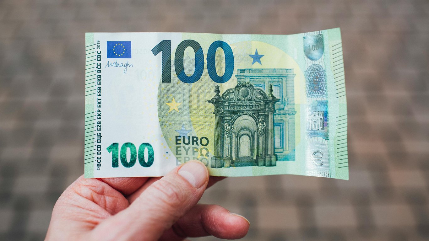 Euro Exchange Rate in Ukraine — What to Do with Currency Savings in the Summer