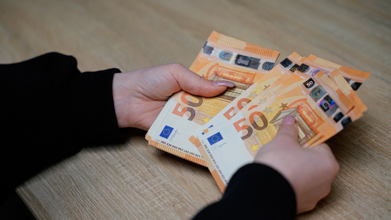Виїзд з України — у кого можуть забрати готівку в липні 2025