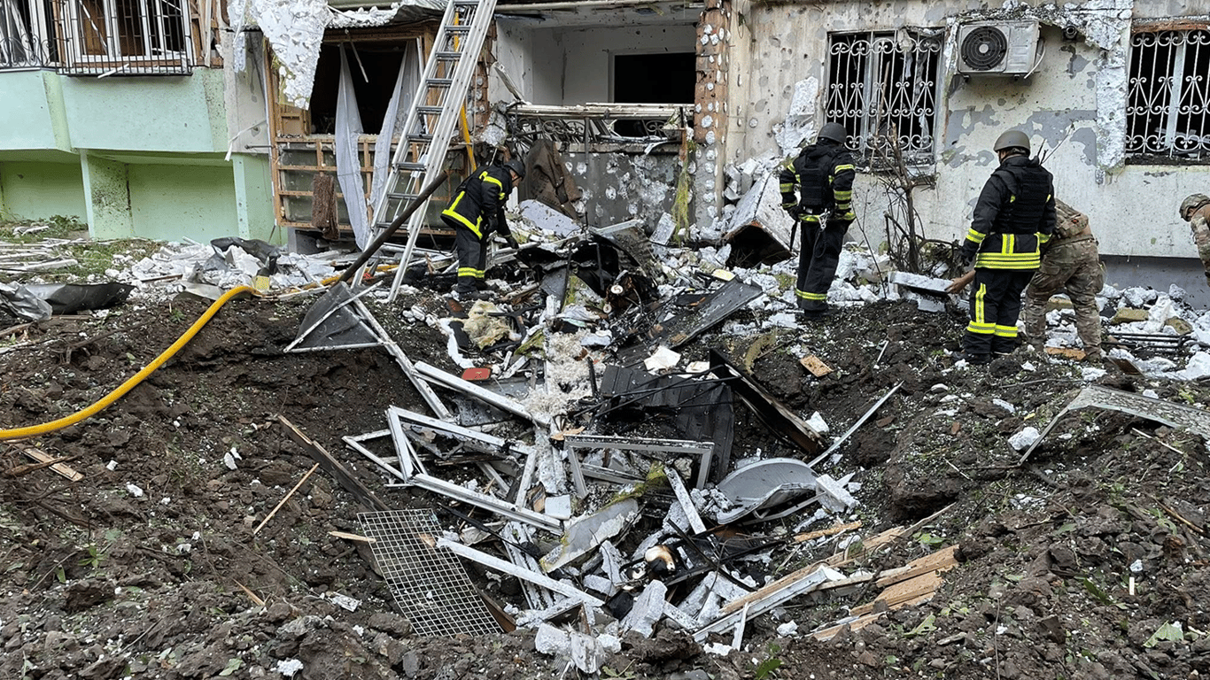 Наслідки російського удару по Чернівцях — в ОВА показали фото