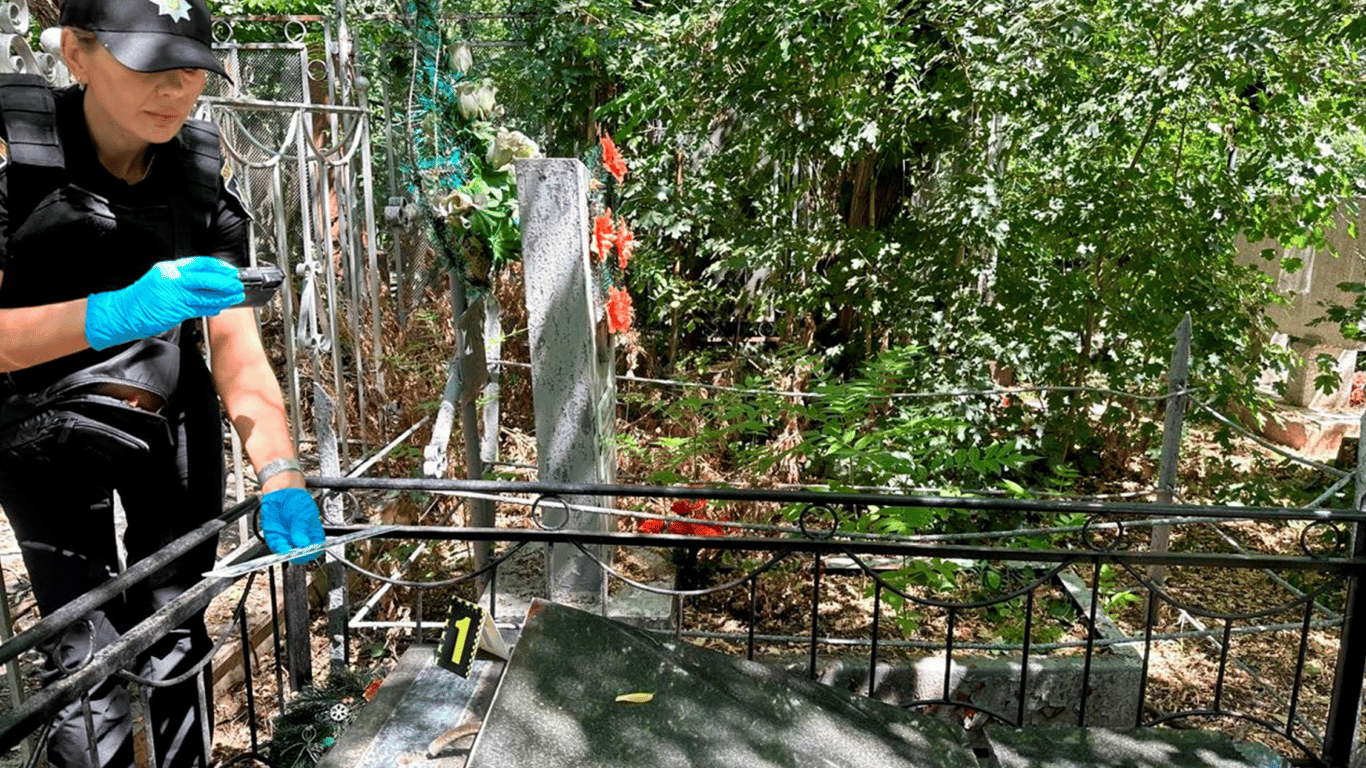 In Odessa wurden Grabsteine auf einem der Friedhöfe zerstört - Fotos