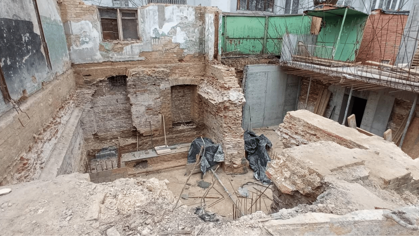 У Києві знищують палац Розумовського — об'єкт під арештом