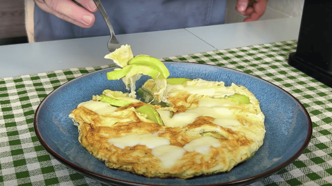 Tak jeszcze nie przygotowywałeś cukinii - omlet z mozzarellą na przekąskę