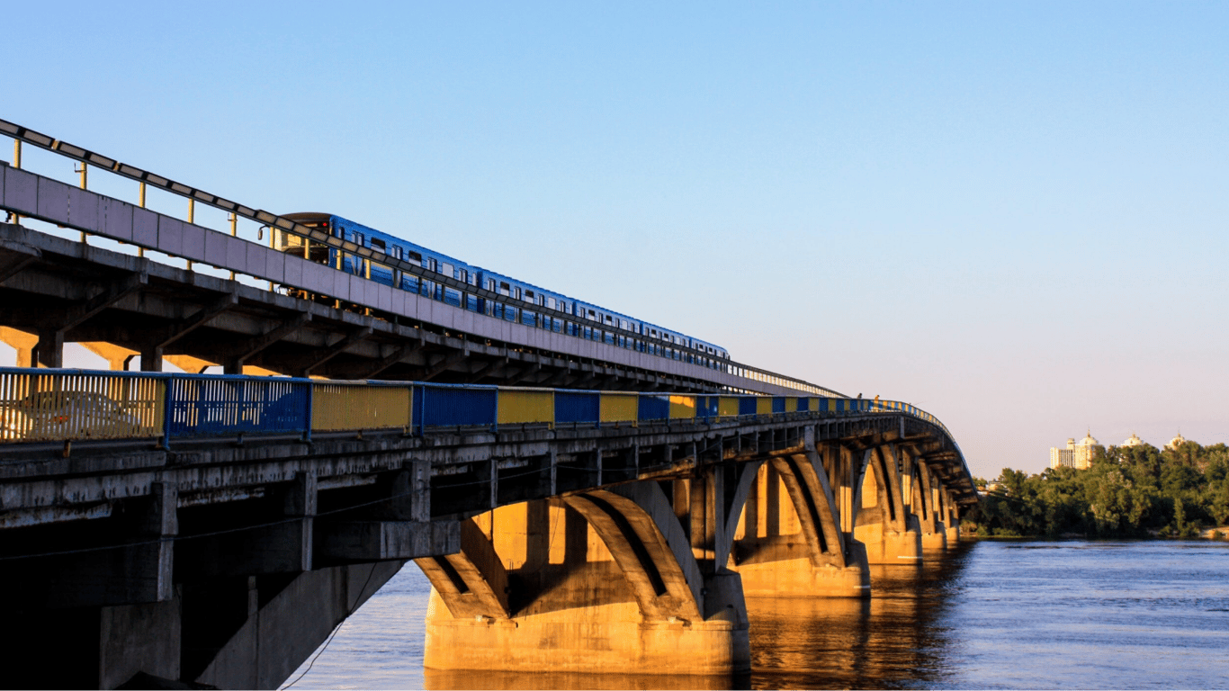 У Києві перенесли плановий ремонт мосту Метро через негоду
