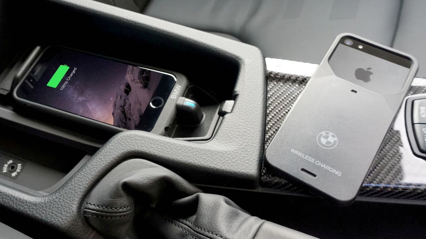 Wie gefährlich das Laden des Telefons im Auto ist