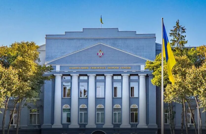 Логотип НАТО на фоне украинского флага
